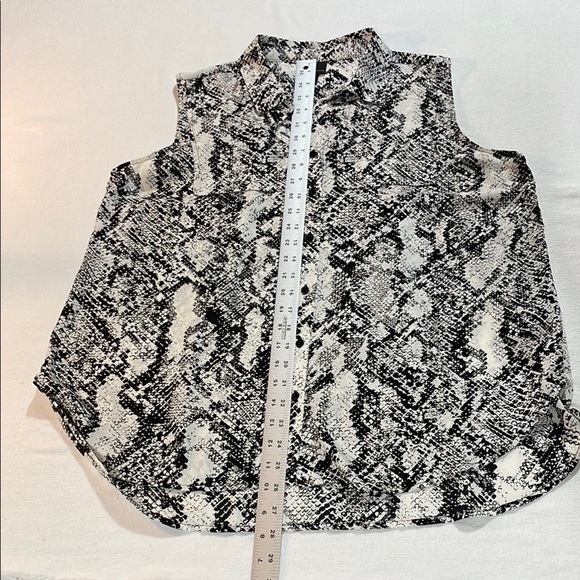 Worthington Black and White Sleeveless Button Down Shirt Front Pockets - Picture 12 of 16